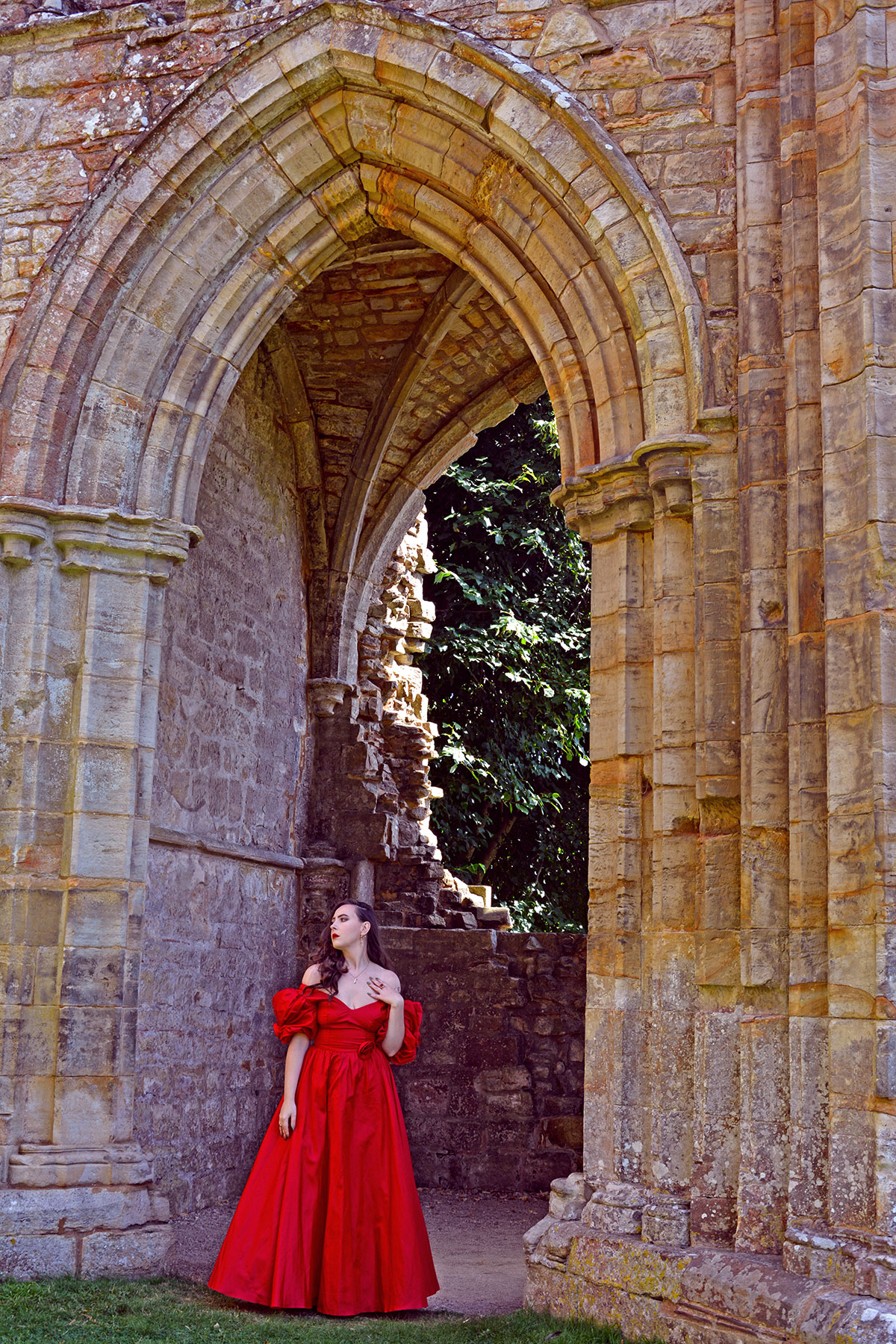 Vampire Jewellery History Vampire Teeth Pendant with Rubies - Full Look in Ruined Abbey