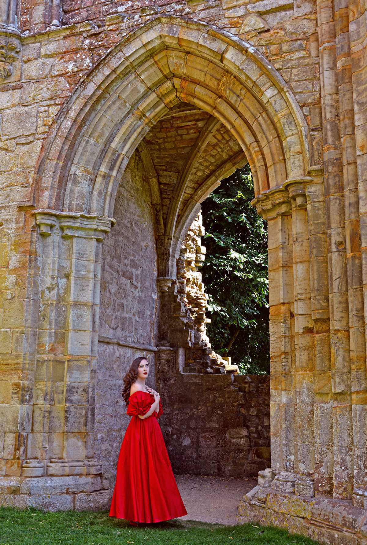 Vampire Jewellery History Vampire Teeth Pendant with Rubies - Full Look in Ruined Abbey
